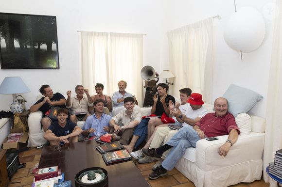 Bien au contraire, avec le reste de l'équipe de sa pièce, l'acteur passe du bon temps sous le soleil tropézien!

Exclusif - Arthur Toullet, Ethan Oliel, Helie Thonnat, joseph hartmann, Max Huriguen, Maxence Seva, Maxime Huriguen, Olivier Bouana, Pierre Delage, Stéphane Freiss, Yvan Garouel - Représentation de la pièce de théâtre "Le cercle des poètes disparus" au Théâtre de Verdure lors du 41ème Festival de Ramatuelle le 2 aout 2025. © Cyril Bruneau / Festival de Ramatuelle / Bestimage