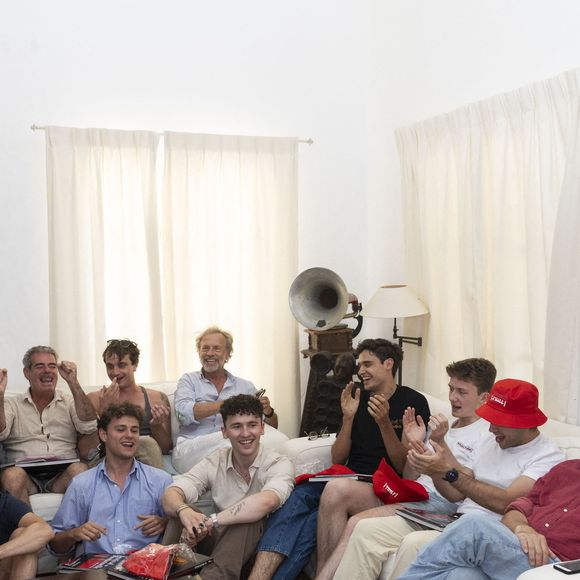 Bien au contraire, avec le reste de l'équipe de sa pièce, l'acteur passe du bon temps sous le soleil tropézien!

Exclusif - Arthur Toullet, Ethan Oliel, Helie Thonnat, joseph hartmann, Max Huriguen, Maxence Seva, Maxime Huriguen, Olivier Bouana, Pierre Delage, Stéphane Freiss, Yvan Garouel - Représentation de la pièce de théâtre "Le cercle des poètes disparus" au Théâtre de Verdure lors du 41ème Festival de Ramatuelle le 2 aout 2025. © Cyril Bruneau / Festival de Ramatuelle / Bestimage