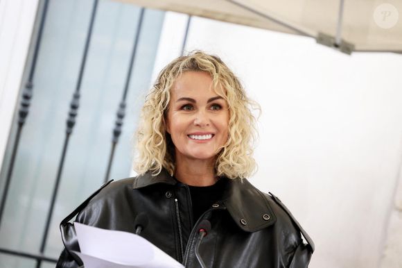 Laeticia Hallyday lors de l'inauguration d'une plaque commémorative en hommage à Johnny Hallyday devant l'immeuble où le chanteur français a grandi dans le 9ème arrondissement de Paris, France, le 22 décembre 2023. © Dominique Jacovides/Bestimage