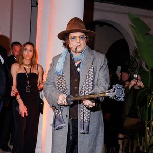 Après le succès de ses précédentes collections, il confirme son engagement dans le monde de l'art contemporain.

Johnny Depp au The Gathering of Three Hearts event in Los Angeles. Photo par Backgrid USA / Bestimage
