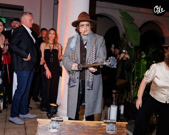 Après le succès de ses précédentes collections, il confirme son engagement dans le monde de l'art contemporain.

Johnny Depp au The Gathering of Three Hearts event in Los Angeles. Photo par Backgrid USA / Bestimage