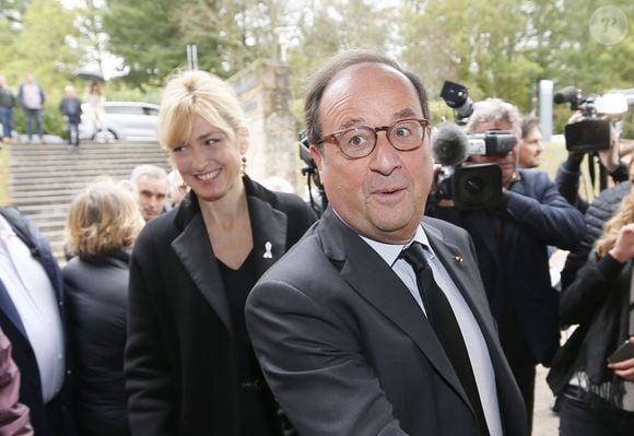 François Hollande et sa compagne Julie Gayet se sont rendus au musée du président Jacques Chirac de Sarran en Corrèze le 5 octobre 2019. © Patrick Bernard/Bestimage