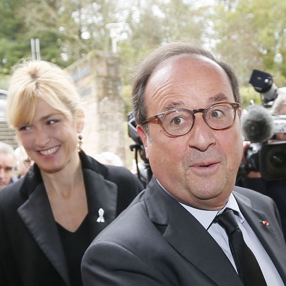 François Hollande et sa compagne Julie Gayet se sont rendus au musée du président Jacques Chirac de Sarran en Corrèze le 5 octobre 2019. © Patrick Bernard/Bestimage