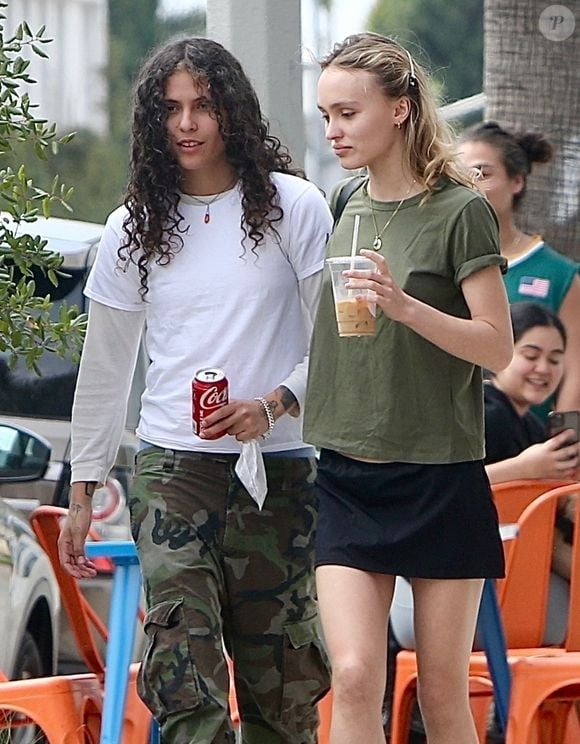 Lily-Rose Depp avait officialisé leur relation sur Instagram le 14 mai 2023, en postant une photo d’un baiser échangé lors d’un live.

Exclusif - Lily-Rose Depp et sa compagne 070 Shake ont été aperçues en train de partager de tendres moments sur la terrasse d'un café à West Hollywood. Backgrid USA / Bestimage