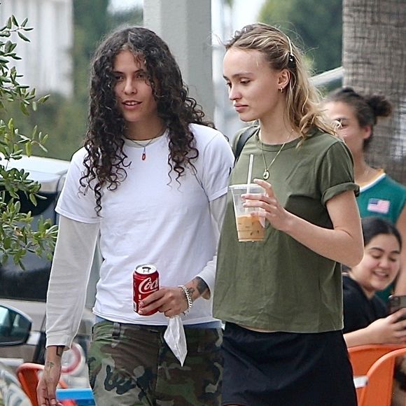 Lily-Rose Depp avait officialisé leur relation sur Instagram le 14 mai 2023, en postant une photo d’un baiser échangé lors d’un live.

Exclusif - Lily-Rose Depp et sa compagne 070 Shake ont été aperçues en train de partager de tendres moments sur la terrasse d'un café à West Hollywood. Backgrid USA / Bestimage