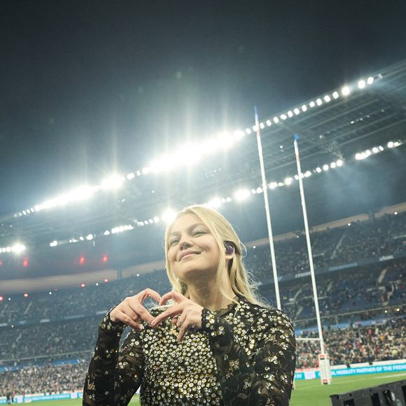 La chanteuse Louane (Louane Emera), représentante de la France au concours de l'Eurovision, interpréte pour la première fois son titre Maman, en hommage à sa mère décédée lorsqu'elle avait 17 ans, devant les 80 000 spectateurs, suspendue sur une plateforme, plusieurs mètres au-dessus de la pelouse et des musiciens, du Stade de France à la mi-temps du match du Tournoi des Six Nations opposant la France à l'Écosse, à Saint-Denis, Seine Saint-Denis, France, le 15 mars 2025. © Cyril Moreau/Bestimage
