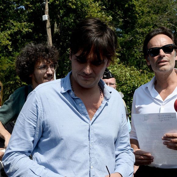 Anthony Delon et son demi-frère Alain-Fabien découvrent les hommages devant les grilles de la propriété de Douchy, quelques heures avant les obsèques de leur père, A.Delon, le 24 août 2024. Décédé le 18 août 2024, l'acteur a rendu son dernier souffle, entouré des siens dans sa propriété de Douchy, où il sera inhumé, le 24 août 2024 vers 17 heures dans une chapelle, construite il y a une vingtaine d'années.