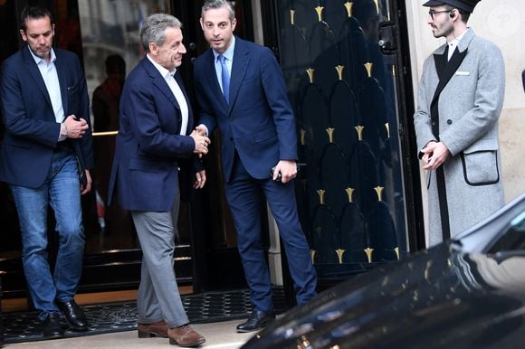 Nicolas Sarkozy - La famille Sarkozy réunie au restaurant du "Four Seasons Hôtel George V" pour l'anniversaire de Giulia Sarkozy (14 ans) à Paris, France, le 19 octobre 2025. Nicolas profite au maximum de ses derniers jours de liberté avant son incarcération à la prison de la Santé mardi 21 octobre. © Bestimage