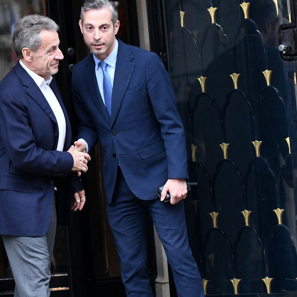 Nicolas Sarkozy - La famille Sarkozy réunie au restaurant du "Four Seasons Hôtel George V" pour l'anniversaire de Giulia Sarkozy (14 ans) à Paris, France, le 19 octobre 2025. Nicolas profite au maximum de ses derniers jours de liberté avant son incarcération à la prison de la Santé mardi 21 octobre. © Bestimage
