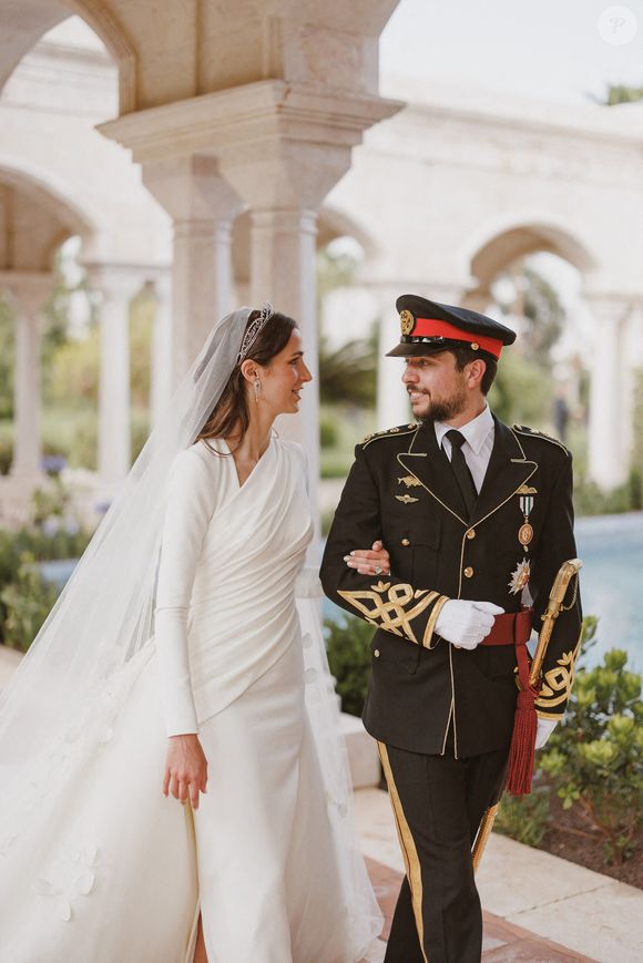 Le prince héritier de Jordanie Al Hussein bin Abdullah II et sa fiancée la princesse Rajwa Al Hussein posent au palais Zahran à Amman, Jordanie, le 1er juin 2023. © Balkis Press/ABACAPRESS.COM