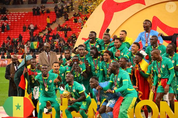L'attaquant du Sénégal #10 Sadio Mane et les joueurs du Sénégal brandissent le trophée alors qu'il célèbre avec ses coéquipiers après avoir remporté le match de football final de la Coupe d'Afrique des Nations (CAN) contre le Maroc au stade Prince Moulay Abdellah à Rabat, au Maroc, le 18 janvier 2026. Photo by Kevin Ngandu Katayi/ABACAPRESS.COM