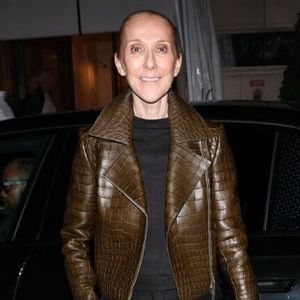 Elle rêve pourtant de profiter davantage de Paris.

Céline Dion a été aperçue à Paris après une séance d’entraînement pour son prochain spectacle, saluant ses fans après ses premières répétitions. Elle portait une veste de motard en cuir effet crocodile avec un pantacourt noir, des bottines noires à bouts pointus et une pochette assortie.
Backgrid USA / Bestimage