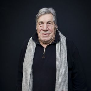 En effet, depuis de nombreuses années, l'animateur aime se retrouver en famille dans l'Ouest.

Jean-Pierre Castaldi, pose lors de sa venue dans le « 15h-16h » présenté par CS. Cohen et diffusé en direct sur Radio J, à Paris, France, le 04 février 2025. © Jack Tribeca / Bestimage