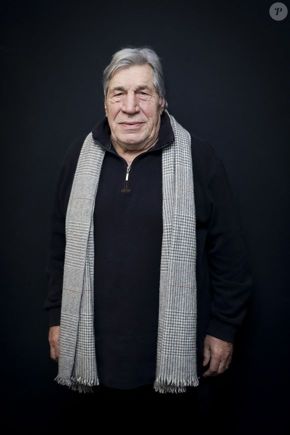 En effet, depuis de nombreuses années, l'animateur aime se retrouver en famille dans l'Ouest.

Jean-Pierre Castaldi, pose lors de sa venue dans le « 15h-16h » présenté par CS. Cohen et diffusé en direct sur Radio J, à Paris, France, le 04 février 2025. © Jack Tribeca / Bestimage