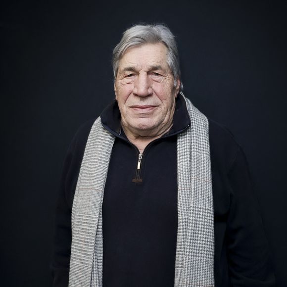 En effet, depuis de nombreuses années, l'animateur aime se retrouver en famille dans l'Ouest.

Jean-Pierre Castaldi, pose lors de sa venue dans le « 15h-16h » présenté par CS. Cohen et diffusé en direct sur Radio J, à Paris, France, le 04 février 2025. © Jack Tribeca / Bestimage
