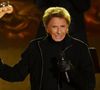 Ce lundi 22 décembre, Barry Manilow, célèbre chanteur américain aux 300 millions de disques vendus, a annoncé être atteint d'un cancer.

Ce Barry Manilow à la 91ème édition des illuminations de Noël du Rockefeller Center à New York, le 29 novembre 2023.

Photo : Broadimage / Bestimage