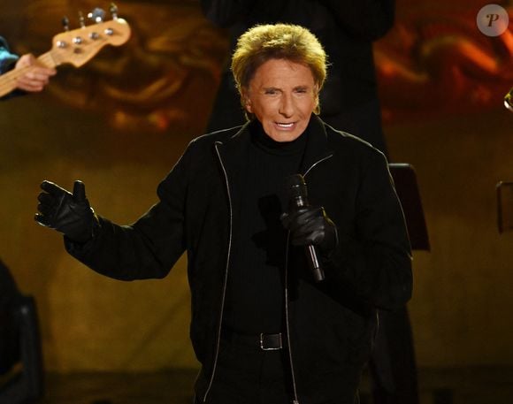 Ce lundi 22 décembre, Barry Manilow, célèbre chanteur américain aux 300 millions de disques vendus, a annoncé être atteint d'un cancer.

Ce Barry Manilow à la 91ème édition des illuminations de Noël du Rockefeller Center à New York, le 29 novembre 2023.

Photo : Broadimage / Bestimage