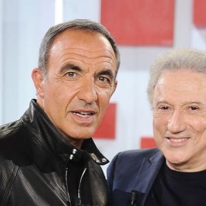 Une émission qui promet d'être riche en anecdotes.

 Nikos Aliagas et Michel Drucker lors de l'enregistrement de l'émission « Vivement dimanche » au studio Rive Gauche, présentée par M. Drucker, diffusée sur France 3 le 21 juin 2026, à Paris, France, le 20 mai 2026. © Guillaume Gaffiot/Bestimage