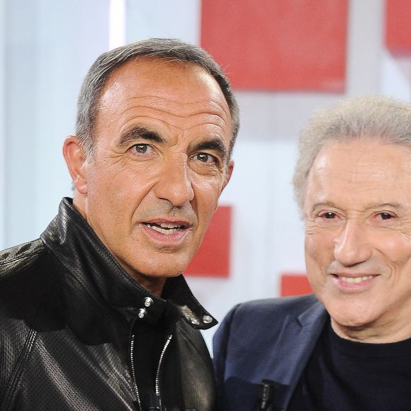 Une émission qui promet d'être riche en anecdotes.

 Nikos Aliagas et Michel Drucker lors de l'enregistrement de l'émission « Vivement dimanche » au studio Rive Gauche, présentée par M. Drucker, diffusée sur France 3 le 21 juin 2026, à Paris, France, le 20 mai 2026. © Guillaume Gaffiot/Bestimage