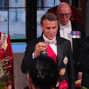 Le président Emmanuel Macron et sa femme Brigitte Macron lors d'un dîner d'état au chateau de Windsor avec le roi Charles III d'Angleterre et la reine consort Camilla le 8 juillet 2025.

© Yui Mok / Pool / Julien Burton via Bestimage