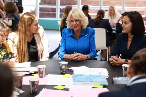 Camilla Parker Bowles, reine consort d'Angleterre, rencontre des participants à une série d'ateliers d'écriture lors de sa visite à la bibliothèque Green Square à Sydney, le 22 octobre 2024.