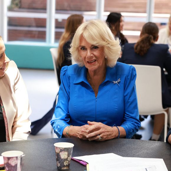 Camilla Parker Bowles, reine consort d'Angleterre, rencontre des participants à une série d'ateliers d'écriture lors de sa visite à la bibliothèque Green Square à Sydney, le 22 octobre 2024.