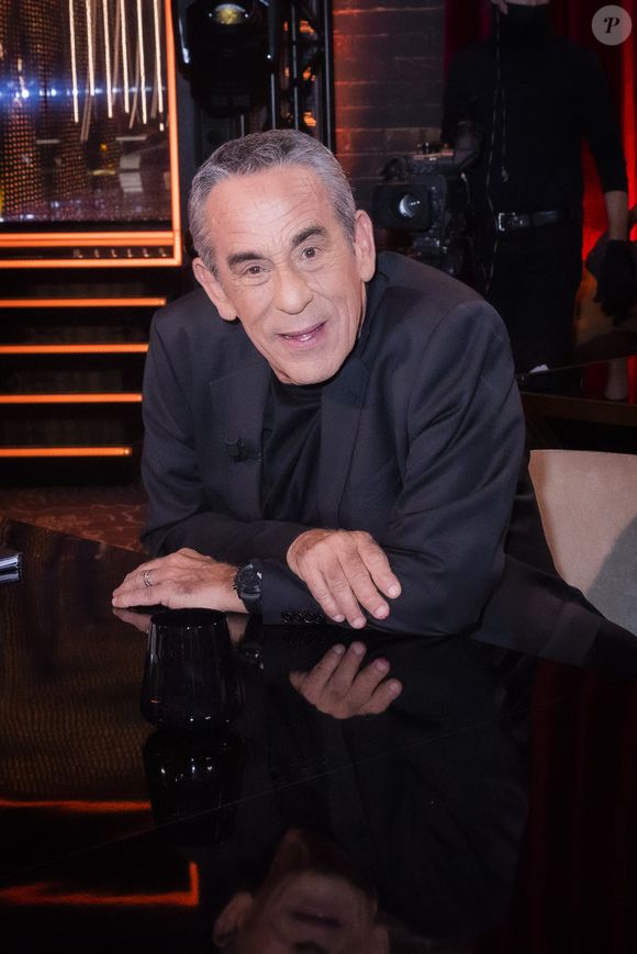 Ardisson s’était même brièvement endormi dans le cercueil, déclarant plus tard que ce cliché était sa photo préférée. 

Exclusif - Thierry Ardisson - Enregistrement de l'émission "On Est En Direct (OEED)", présentée par L.Ruquier et L.Salamé, et diffusée en direct le 30 avril sur France 2
© Jack Tribeca / Bestimage