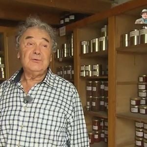 Pierre Perret dans sa maison de Nangis, en Seine-et-Marne, son havre de paix avec piscine. Les images ont été diffusés dans "Vivement dimanche" sur France 3 le 16 novembre 2025. Photo par