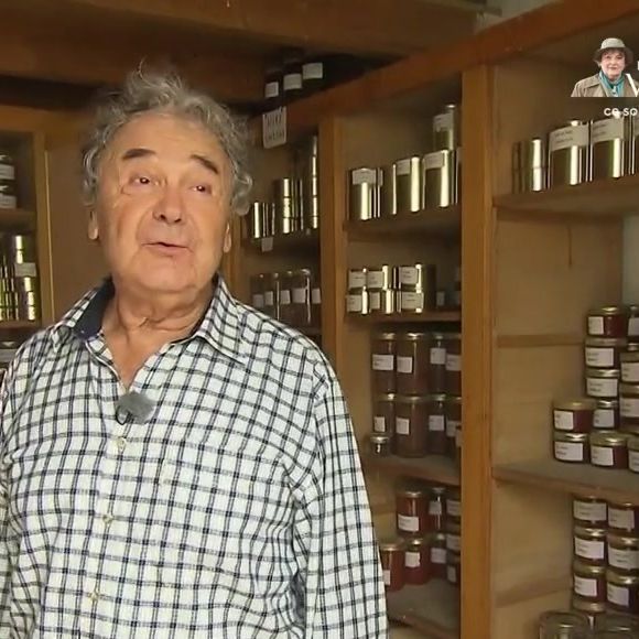 Pierre Perret dans sa maison de Nangis, en Seine-et-Marne, son havre de paix avec piscine. Les images ont été diffusés dans "Vivement dimanche" sur France 3 le 16 novembre 2025. Photo par