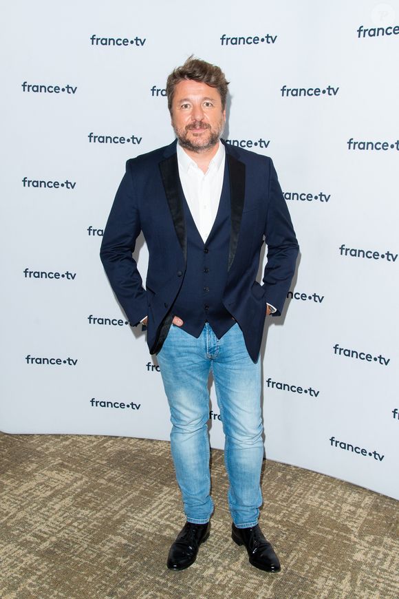 A l'image de Karine Le Marchand, Bruno Guillon a fait savoir qu'il ne souhaitait pas être associé à Cyril Hanouna et qu'il ne voulait pas poser en photo avec lui
Bruno Guillon lors du photocall dans le cadre de la conférence de presse de France Télévisions au Pavillon Gabriel à Paris, France, le 24 août 2021. © Pierre Perusseau/Bestimage