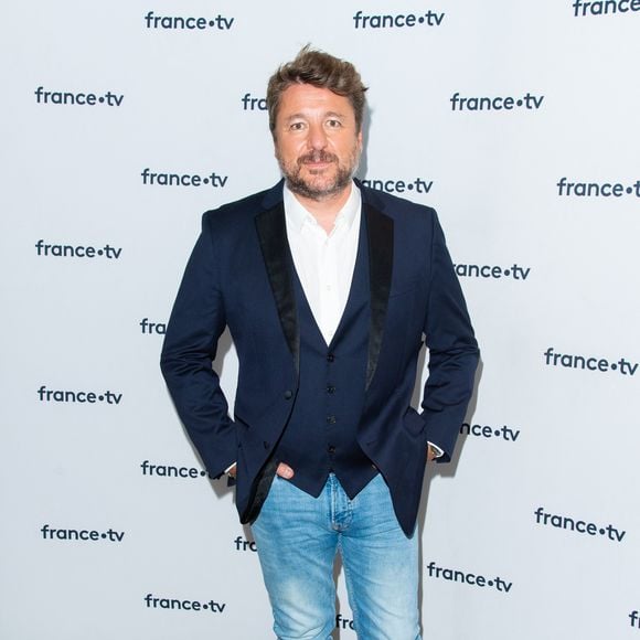 A l'image de Karine Le Marchand, Bruno Guillon a fait savoir qu'il ne souhaitait pas être associé à Cyril Hanouna et qu'il ne voulait pas poser en photo avec lui
Bruno Guillon lors du photocall dans le cadre de la conférence de presse de France Télévisions au Pavillon Gabriel à Paris, France, le 24 août 2021. © Pierre Perusseau/Bestimage