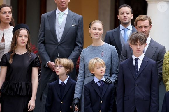 Le jeune garçon est âgé de 11 ans et il a bien grandi.

La princesse Alexandra de Hanovre, Pierre Casiraghi, Beatrice Borromeo, leurs enfants Stefano et Francesco, Raphaël Elmaleh - La famille princière monégasque dans la cour d'honneur du palais lors de la la fête nationale à Monaco le 19 novembre 2025. © Dominique Jacovides - Bruno Bebert / Bestimage