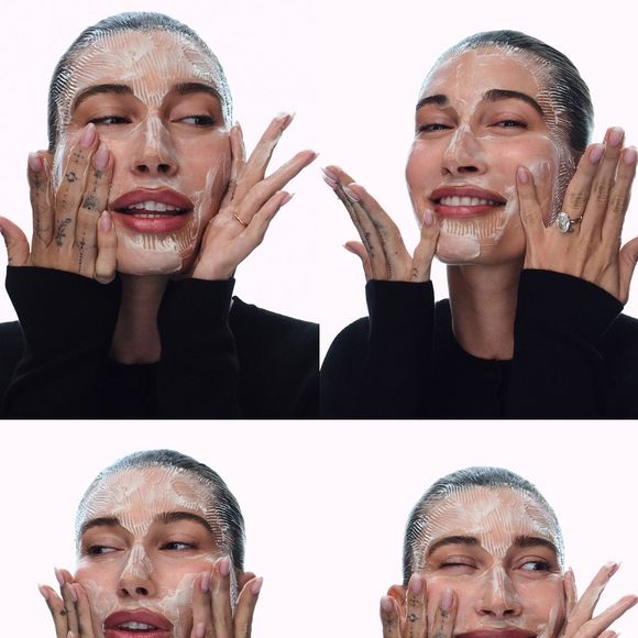 Pour des mains parfaites, on ne zappe pas l'étape des cuticules : elles doivent être ramollies et repoussées pour dégager l'ongle au maximum.

Hailey Bieber fait la promotion de sa marque "Rhode" sur Instagram.
