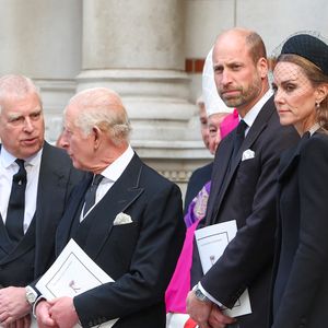 Actuellement endeuillé, le clan Windsor s'est affiché plus uni que jamais...

Le prince Andrew, duc d'York, le roi Charles III (Le roi Charles III d'Angleterre), la princesse de Galles, Catherine, le prince de Galles, le prince William (Le prince William, prince de Galles, et Catherine (Kate) Middleton, princesse de Galles) quittant les funérailles de la duchesse de Kent, qui se sont déroulées à la cathédrale de Westminster, à Londres, au Royaume-Uni. © GoffPhotos/Bestimage