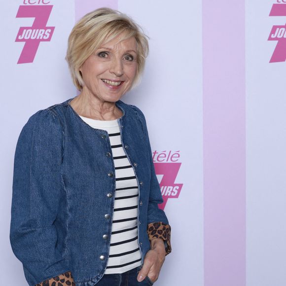 Elle indique ainsi être redevenue avec une perruque.

Evelyne Dhéliat - Soirée Télé 7 jours Chez Francette à Paris, jeudi 4 septembre 2025. - Soirée Télé 7 jours Chez Francette à Paris le 4 septembre 2025.
© Christophe Aubert via Bestimage