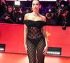 Le lieu abrite également un bar healthy proposant des boissons comme son matcha signature, pensées pour sublimer la peau de l'intérieur.

Dua Lipa sur la table ronde avant la première de "Rosebush Pruning" à la Berlinale dans le théâtre de la Potsdamer Platz lors de la 76ème édition du festival international du film de Berlin (La Berlinale 2026), le 14 février 2026. © Action Press / Bestimage