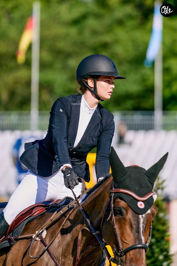Maxime Teissier (Miss Languedoc 2023) sur History au prix Wayden pour Hope lors de la 10ème édition du "Longines Paris Eiffel Jumping" à la Plaine de Jeux de Bagatelle à Paris, France, le 23 juin 2024. © Perusseau-Veeren/Bestimage