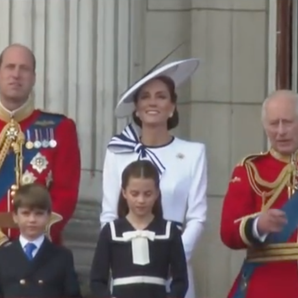 Louis, George, Charlotte, Kate Middleton, le prince William, Charles III et Camilla au balcon lors de "Trooping the Colour", le 15 juin 2024.
Sky News