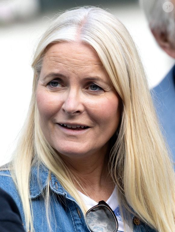 La princesse Mette-Marit de Norvège lors d'un tournoi de football le 11 juin 2025. 
Crédit : Dana Press / Bestimage