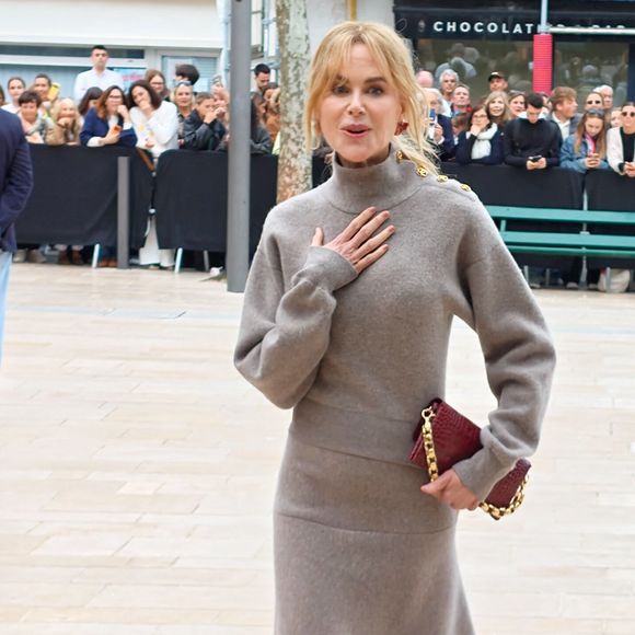 Sunday et Faith ont 17 et 15 ans.
Nicole Kidman attendue par de nombreux fans avant le diner Chanel à Biarritz la veille du défilé Croisière Chanel le 27 avril 2026. © Christophe de Prada / Bestimage