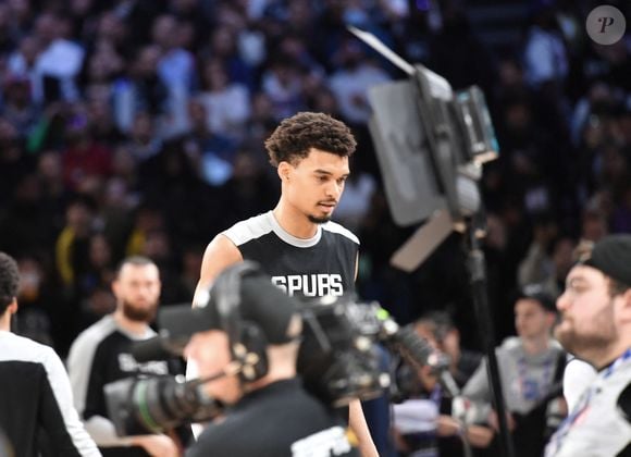 En effet, le basketteur français souffre d'une thrombose au niveau de l'une de ses épaules. 

Victor Wembanyama lors du match "San Antonio Spurs - Pacers Indiana (98-136)" dans le cadre des NBA Paris Games 2025 à l'Accord Arena Bercy à Paris, le 26 janvier 2025.
© Ramsamy Veeren/Bestimage