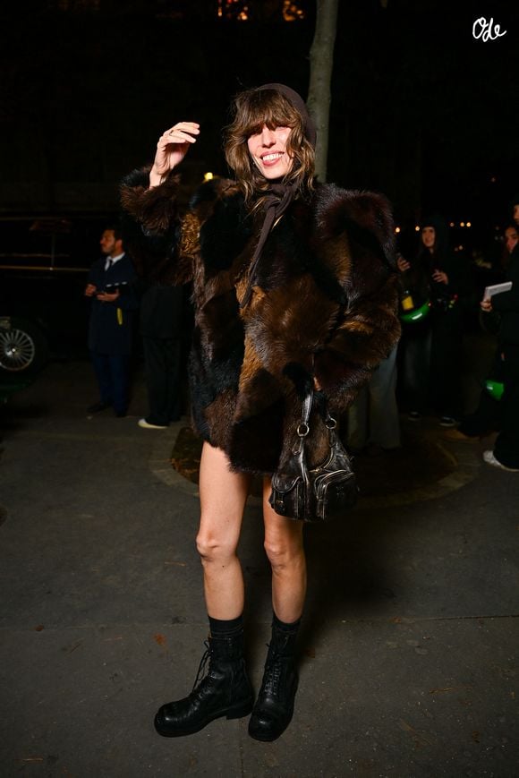Elle explique avoir longtemps vécu le deuil de Jane Birkin, personnalité publique, avant celui de sa propre mère.

Lou Doillon aux arrivées à l’after Miu Miu Collection Femme Prêt-à-Porter Printemps/Eté 2026 lors de la Fashion Week de Paris (PFW), au restaurant Gigi, à Paris, France, le 6 octobre 2025. © Pierre Perusseau/Bestimage