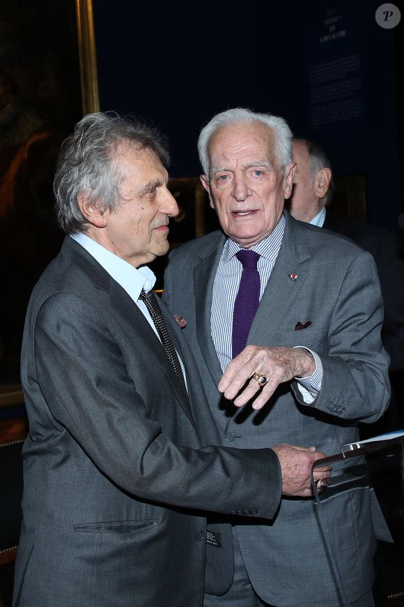 Philippe Labro remet à Alain Boublil et Claude-Michel Schönberg (pas sur la photo), créateurs de la comédie musicale « Les Misérables », les Insignes de Chevalier de l’Ordre National de la Légion d’Honneur au Musée de la Légion d’Honneur à Paris, France, le 25 Novembre 2024. 

© Bertrand Rindoff / Bestimage
