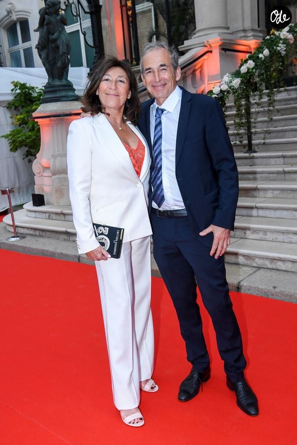Il a même ironisé sur l'estimation de ce bien hors du commun, qui n'est pas réellement à vendre.

Sandrine et Olivier Kretz à la soirée de gala célébrant les 50 ans de la Fondation Claude Pompidou à l'Hôtel Marcel Dassault à Paris, le 12 avril 2022.

© Rachid Bellak / LMS / Bestimage