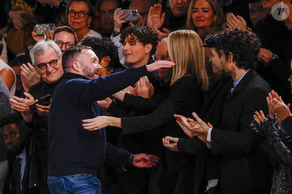 Le créateur de mode Kim Jones était particulièremen ému auprès du couple formé par Xavier Niel et Delphine Arnault

Le créateur de mode Kim Jones, Xavier Niel et Delphine Arnault - Défilé Dior Homme à l'École-Militaire lors de la semaine de la mode masculine automne/hiver 2025-2026 à Paris, France, le 24 janvier 2025.