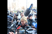 Judith Godrèche arrive pour soutenir Adèle Haenel au tribunal judiciaire de Paris, où sera rendu ce lundi le jugement du réalisateur Christophe Ruggia pour accusation d'agressions sexuelles sur mineures, dont l'actrice Adèle Haenel alors âgée entre 12 et 14 ans au moment des faits, à Paris, France, le 3 février 2025. © Yoann Ouahcene/Bestimage