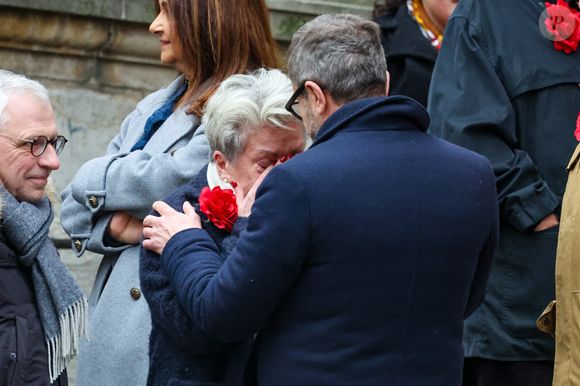 Françoise Laborde en larmes - Arrivées aux obsèques de C.Laborde en l’église Saint-Roch à Paris, le 6 février 2025. Décédée le 28 janvier 2025 à l'âge de 73 ans, l'ancienne présentatrice météo de TF1 (1988 - 2017) était atteinte de la maladie neurodégénérative à corps de Lewy.
© Jacovides - Moreau / Bestimage