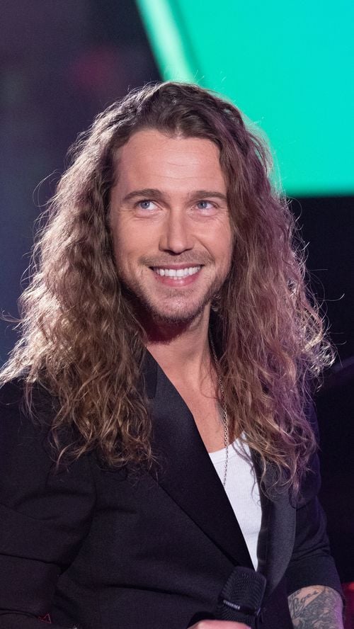 Julien Doré partage ses habitudes pour des cheveux bouclés, soyeux et hydratés