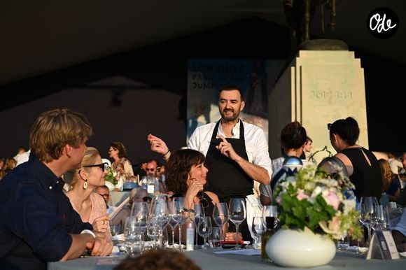 Le chef voit dans Lucas Carton une maison historique qui correspond à son goût pour le classique et la modernité.

 Le chef Cyril Lignac dans l'espace VIP, le Pavillon Eiffel, lors de la 12ème édition Longines Paris Eiffel Jumping au pied de la Tour Eiffel sur le Champ-de-Mars à Paris, France, le 20 juin 2026. © Perusseau-Veeren/Bestimage