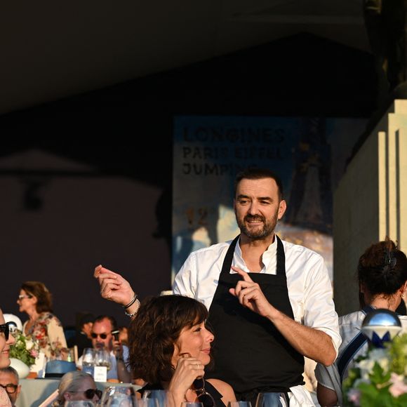 Le chef voit dans Lucas Carton une maison historique qui correspond à son goût pour le classique et la modernité.

 Le chef Cyril Lignac dans l'espace VIP, le Pavillon Eiffel, lors de la 12ème édition Longines Paris Eiffel Jumping au pied de la Tour Eiffel sur le Champ-de-Mars à Paris, France, le 20 juin 2026. © Perusseau-Veeren/Bestimage